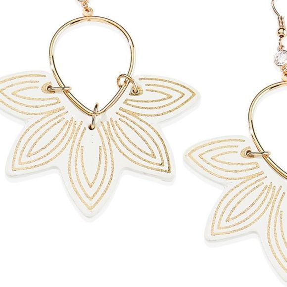 NWT VEGAN WHITE LEATHER FLORAL HYDRANGEA STATEMENT EARRINGS WHITE GOLD ACCENT - Picture 2 of 14